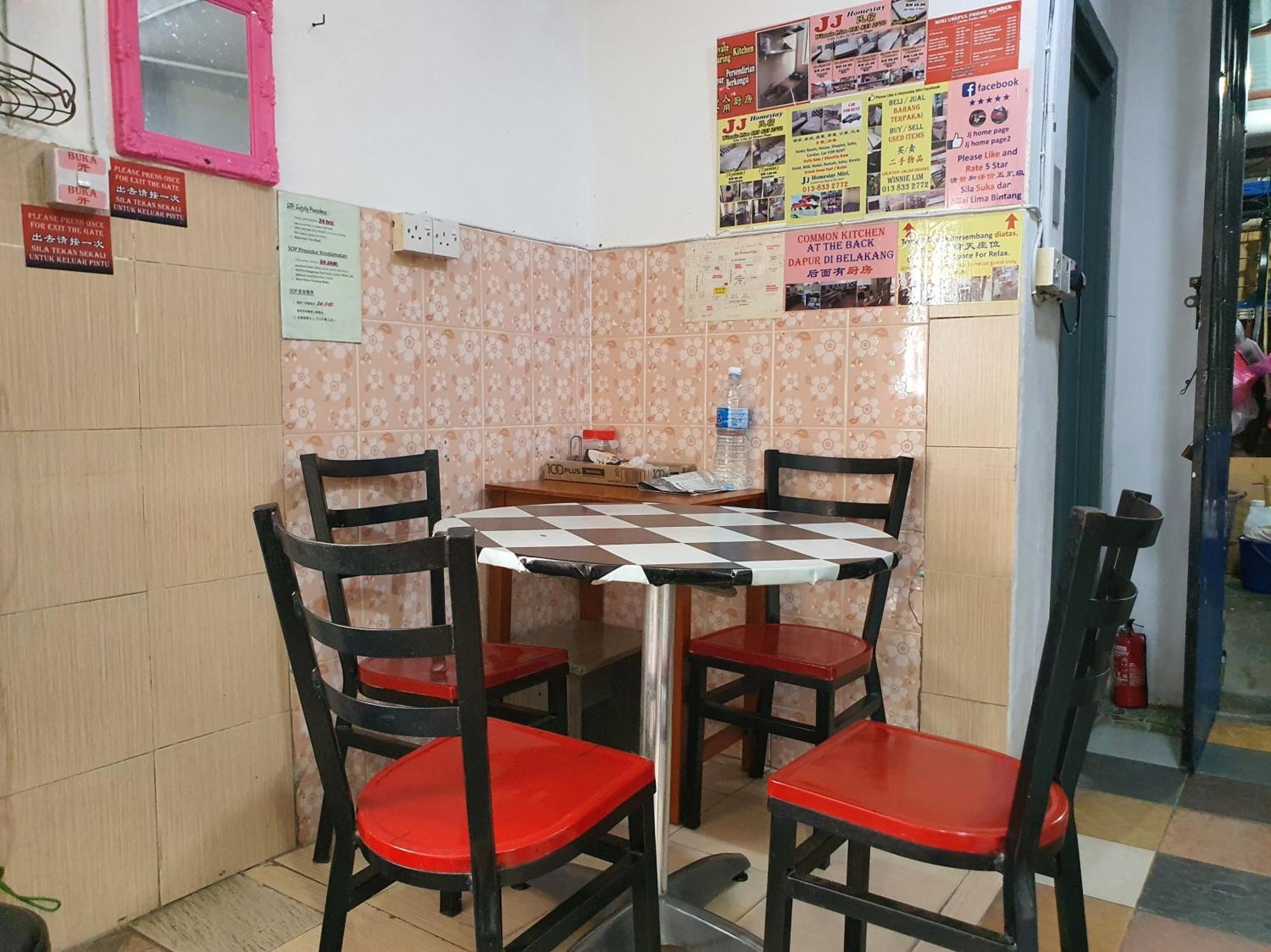 Oyo 90972 Jj Homestay Miri Buitenkant foto
