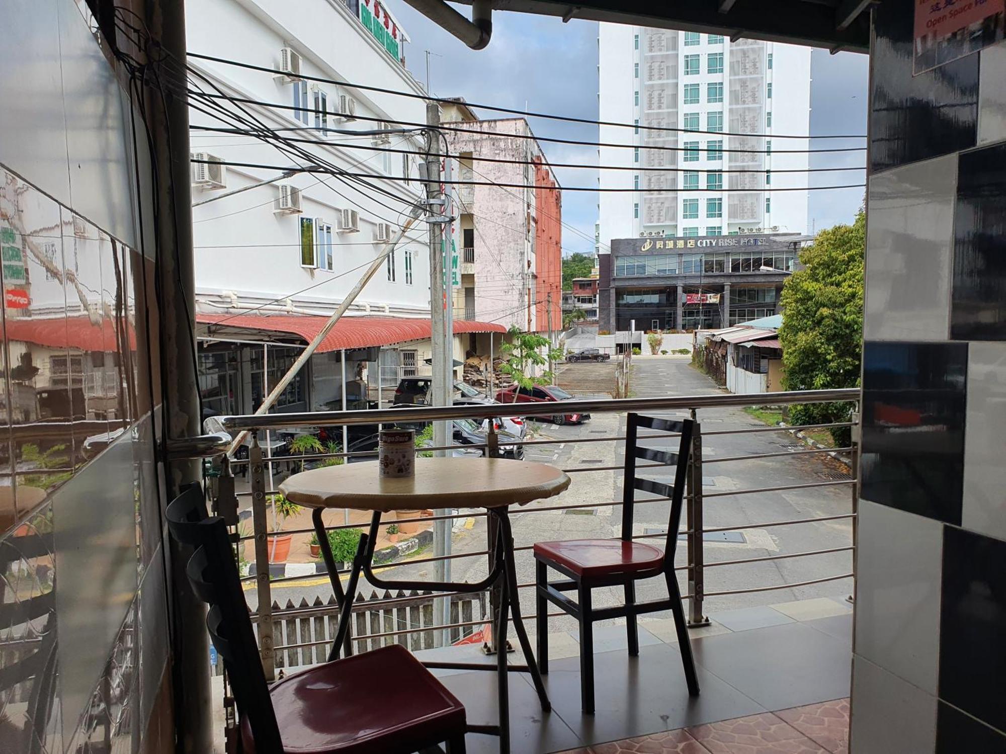Oyo 90972 Jj Homestay Miri Buitenkant foto