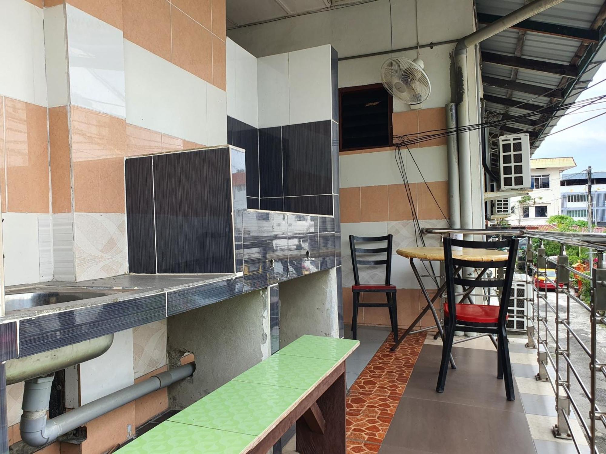 Oyo 90972 Jj Homestay Miri Buitenkant foto