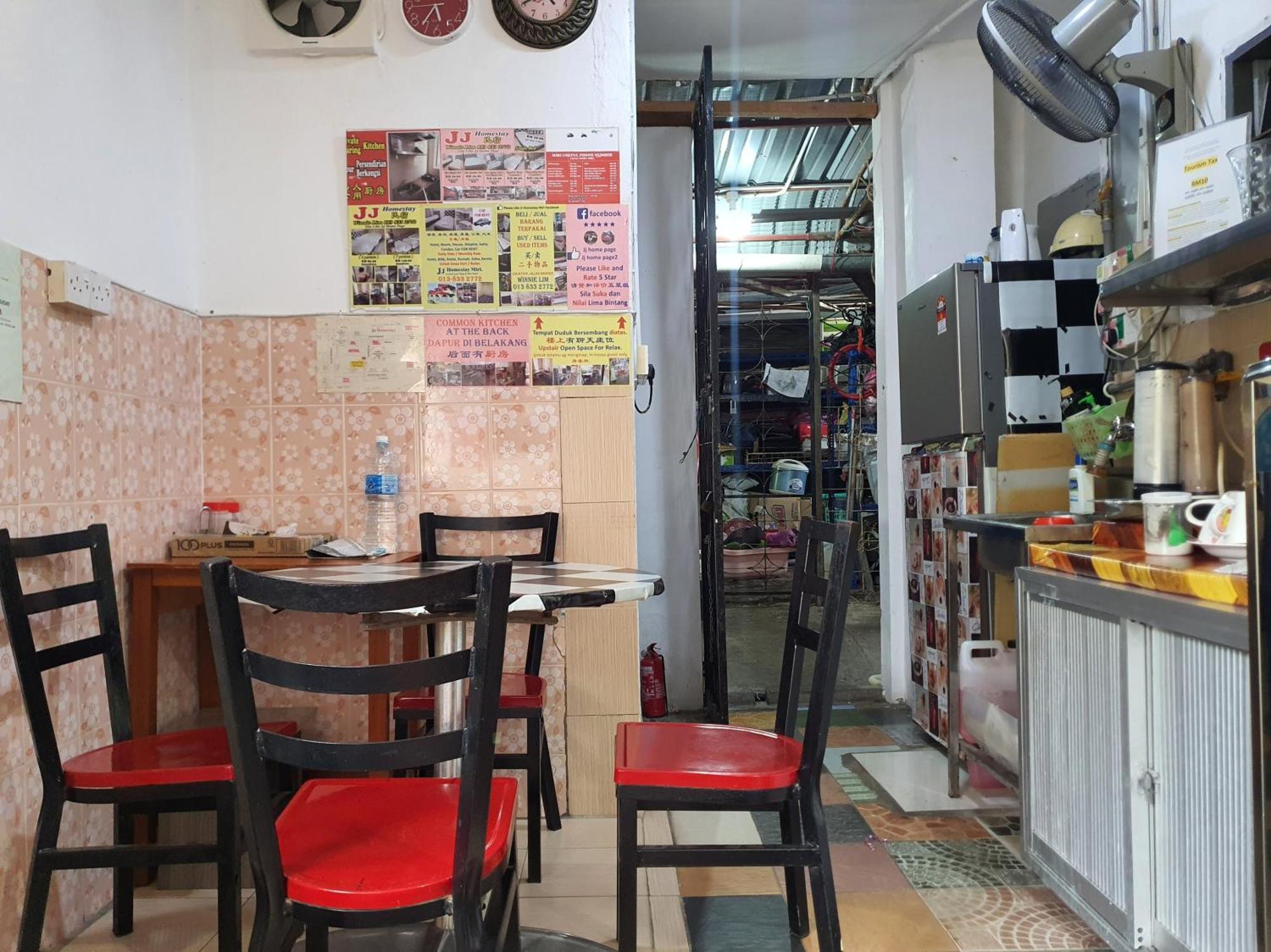 Oyo 90972 Jj Homestay Miri Buitenkant foto